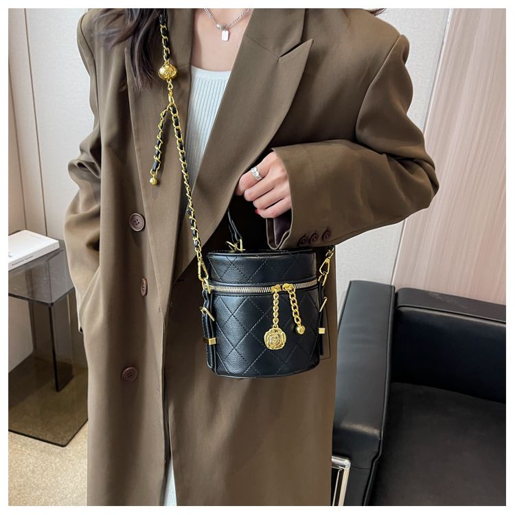 Túi Xách Đeo Vai Hình Trụ Phối Dây Xích Đính Đá Thời Trang Dành Cho Nữ