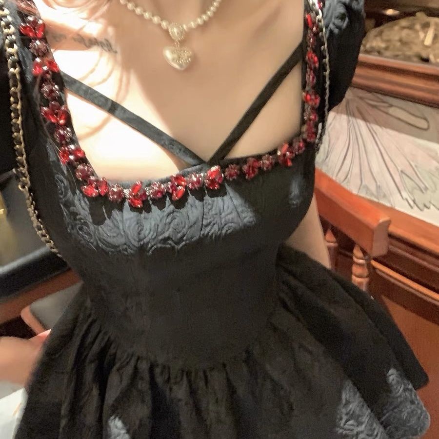 Đầm Công Chúa Cổ Vuông Ôm Eo Màu Lựu Đỏ Phong Cách Công Sở Mới Cho Nữ