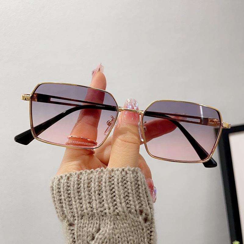 Ảnh đường phố hợp thời trang mới với gọng kim loại nhỏ, kính râm cá nhân và thời trang cho nam và nữ