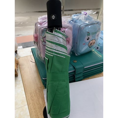 Ô Che mưa nút mở tự động Manulife . Quà tặng ý nghĩa cho khách hàng bảo hiểm