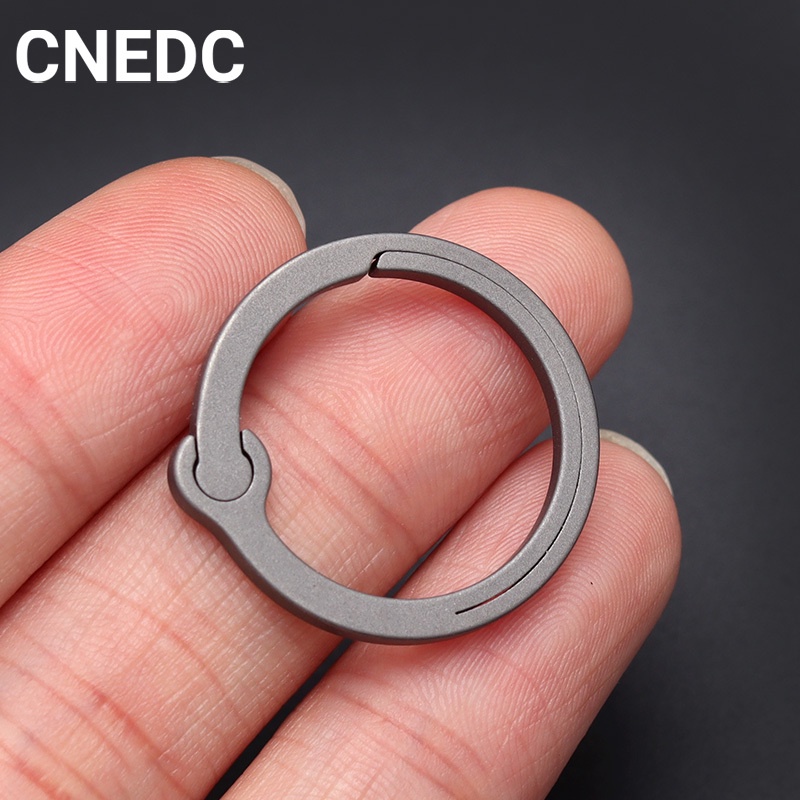 Móc Khóa Xe Hơi Bằng Hợp Kim Titan Co Giãn Sáng Tạo Cho Nam