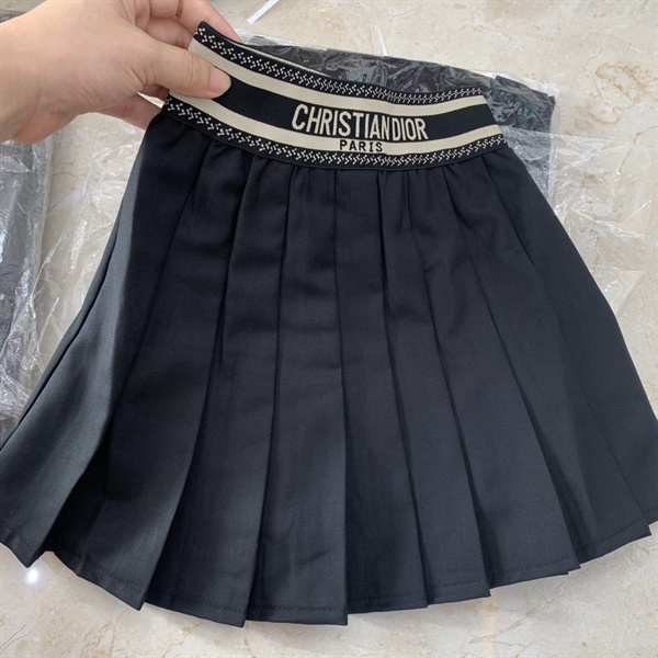Chân váy Dior có quần cho bé gái