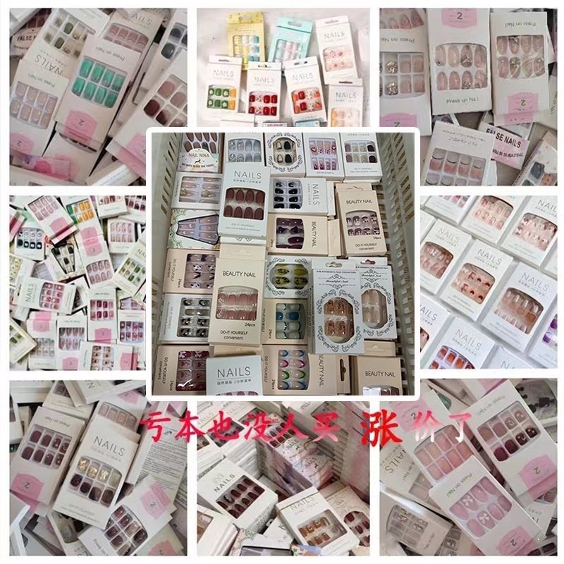 Hộp Giao Hàng Ngẫu Nhiên  Son Bóng / Son Môi / Phấn Mắt / Phấn Má Hồng / Trang Điểm / Hộp May Mắn)