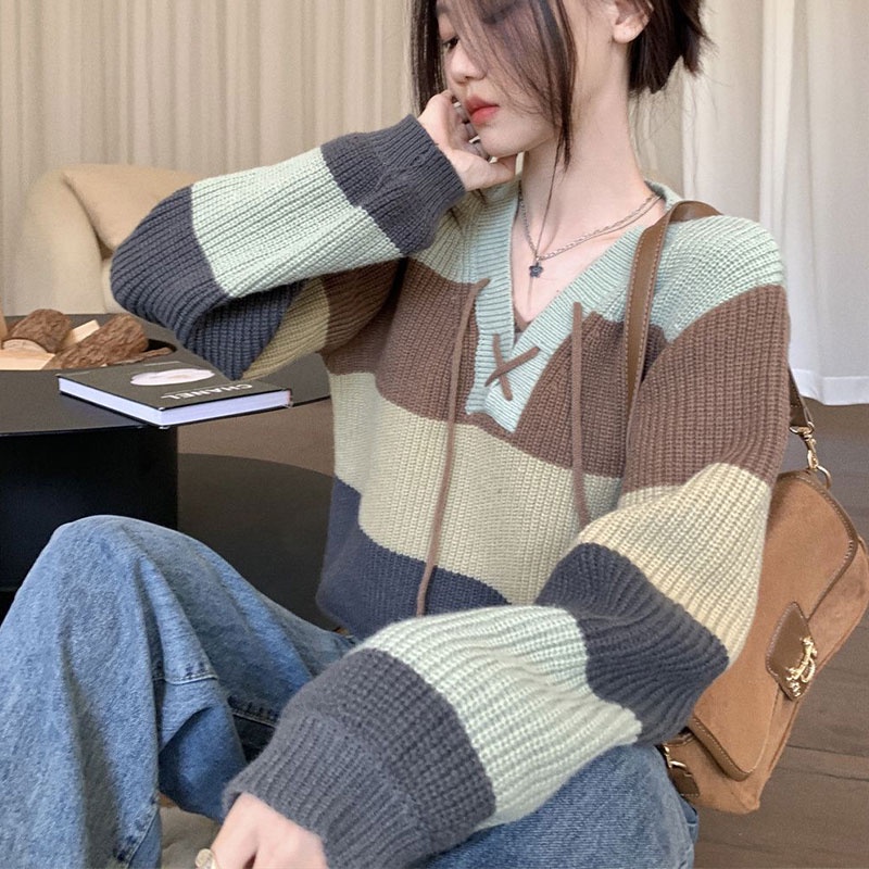 Xiang Nan Áo sweater Dệt Kim Tay Dài Dáng Rộng Ngắn Cổ Chữ v Màu Cà Vạt Tương Phản Thiết Kế Mới Mùa Thu Đông Cho Nữ