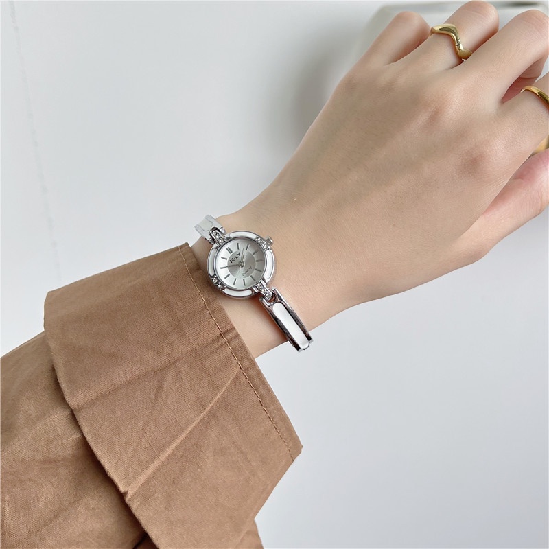 Đồng hồ nữ QUARTZ mặt kim tròn hiện đại thiết kế sang trọng tôn da sáng tay phong cách trưởng thành quyến rũ