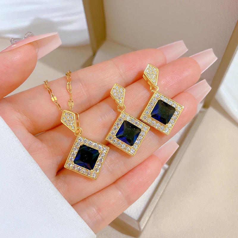 Bộ Dây Chuyền + Bông Tai Bằng Thép Titan Đính Kim Cương Màu Xanh Dương Nhạt Dát Nhẹ Sang Trọng Cá Tính Dành Cho