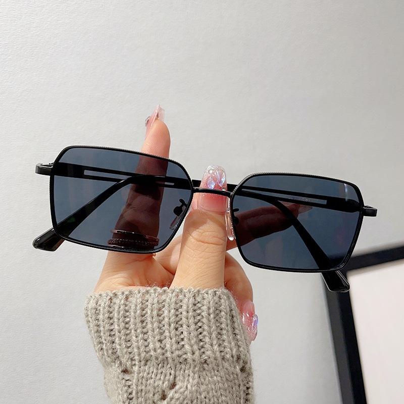 Ảnh đường phố hợp thời trang mới với gọng kim loại nhỏ, kính râm cá nhân và thời trang cho nam và nữ