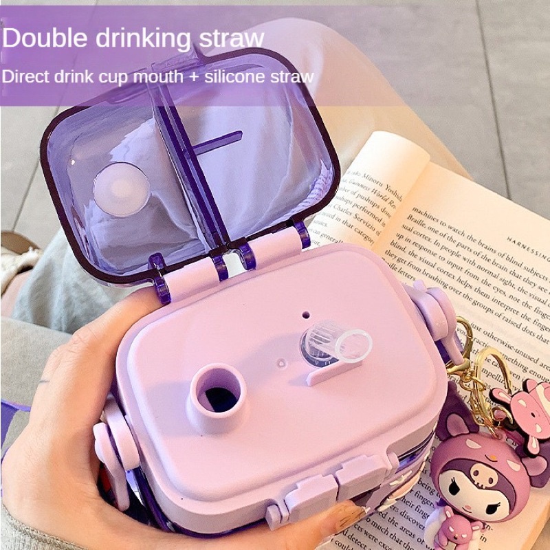 Bình Nước 2 Nắp Cho Bé Disney Sanrio Nhựa Tritan Có Dây Đeo Hình Kitty, Mickey, Gấu Dâu, Kuromi Siêu Dễ Thương-METICSHOP