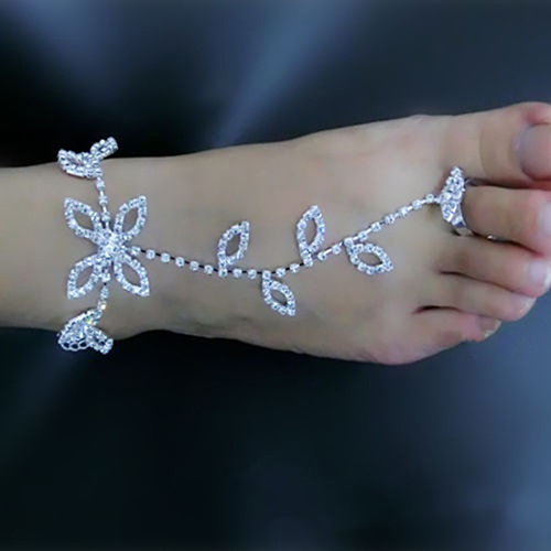Vòng Tay Hợp Kim Mạ Vàng Trang Trí Chiếc Lá Đính Đá Xinh Xắn Cho Nữ