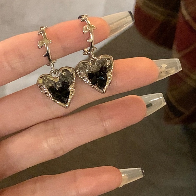 Khuyên Tai Hình Trái Tim Đính Đá Pha Lê Đen Phong Cách Retro