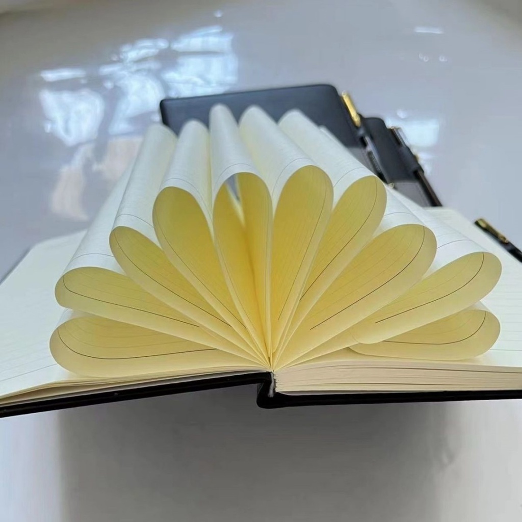 Sổ Tay Khổ A5 Bằng Da Mềm Kèm Bút Trung Tính