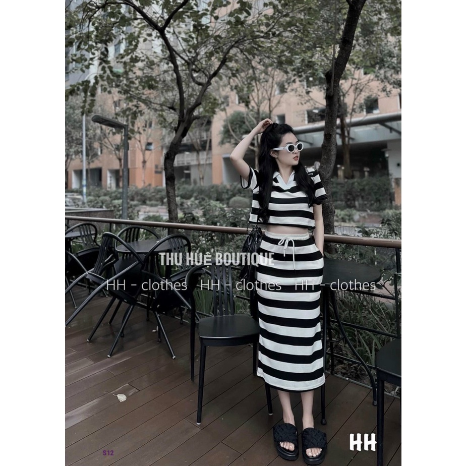 Set Đầm Thun Áo Cổ Bẻ Tay Ngắn Dáng Croptop Kèm Chân Váy Midi Suông Lưng Chun Có Dây Rút Họa Tiết Kẻ Sọc