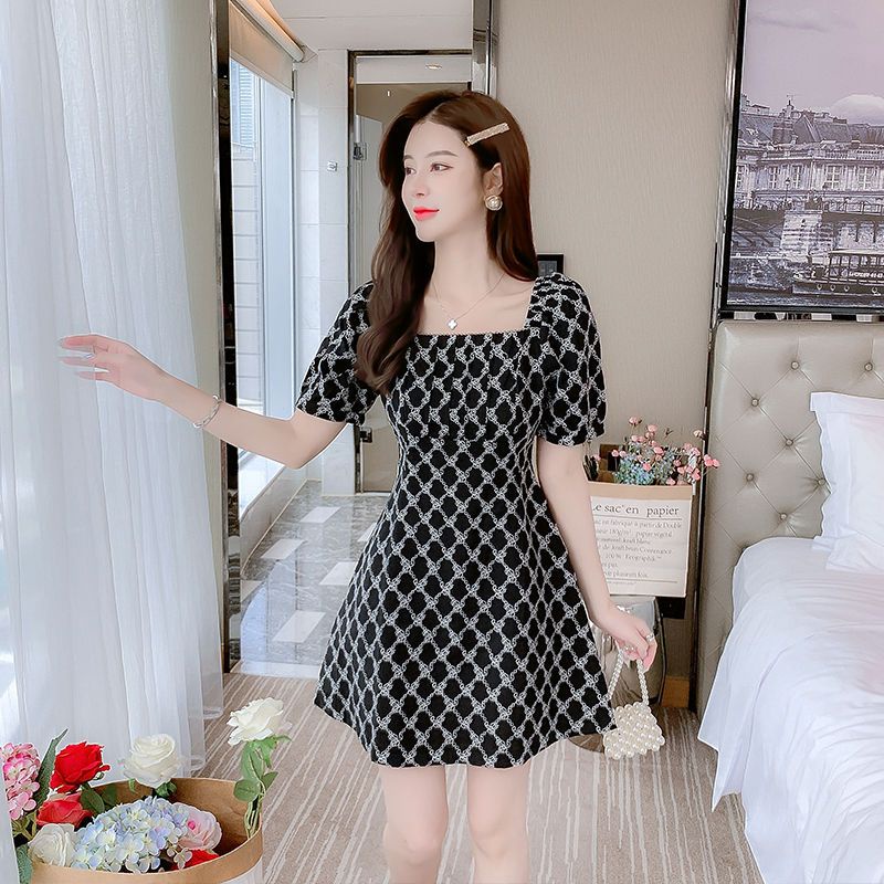Đầm Đen Cổ Vuông Tay Ngắn Phồng Ôm Dáng Thêu Họa Tiết Kiểu Pháp Thời Trang Mùa Hè 2023 Cho Nữ