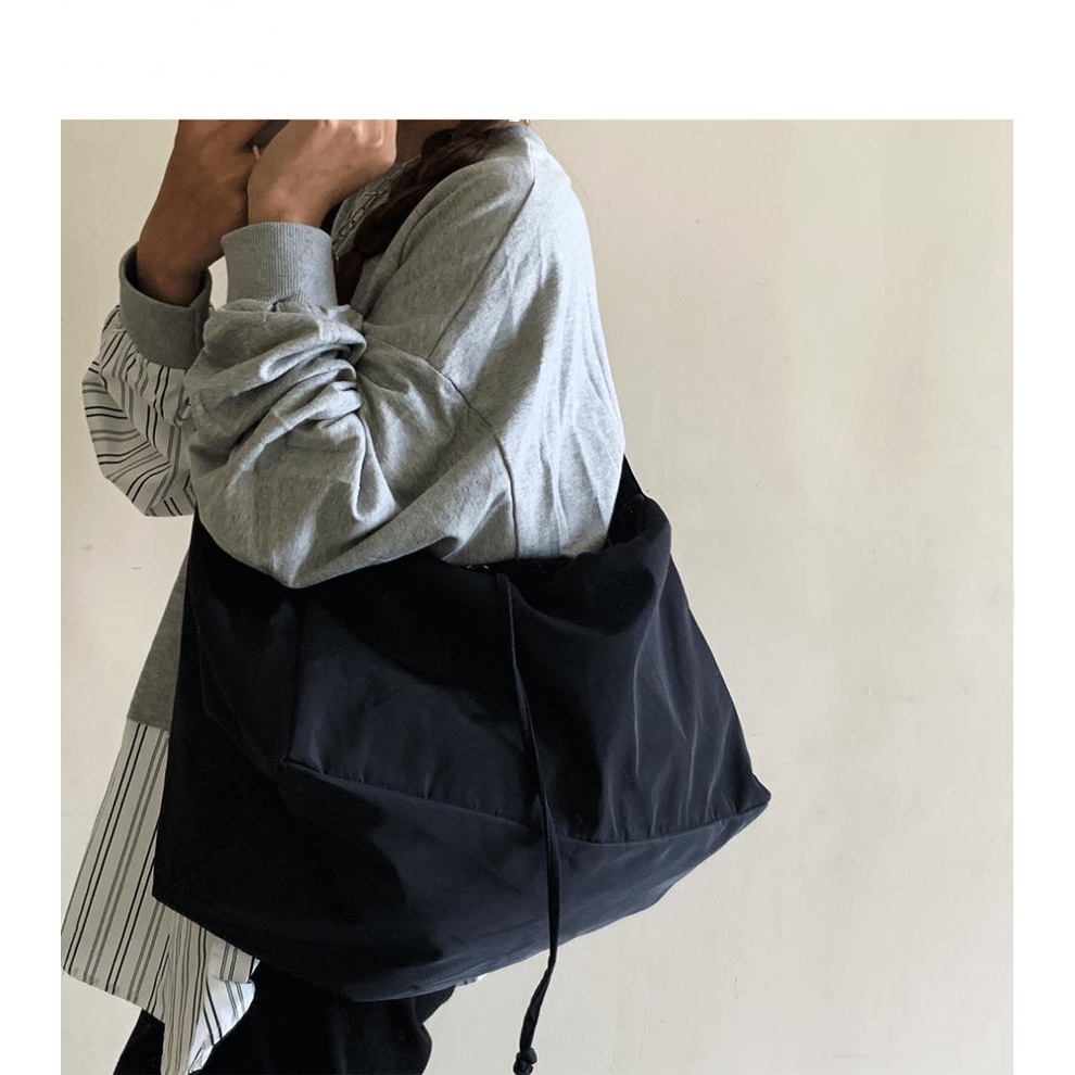 Túi Đeo Chéo Dây Rút Vải Nylon Màu Đen Sức Chứa Lớn Dễ Phối Đồ