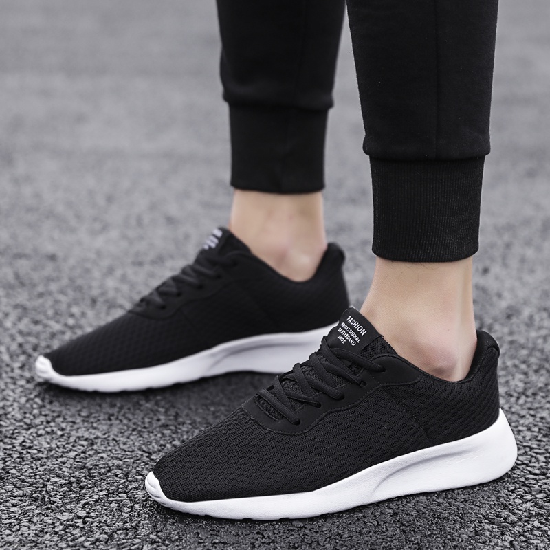 Hàng Có Sẵn Giày Chạy Bộ Thể Thao Rỗng Siêu Nhẹ Thoáng Khí Chống Trượt Phiên Bản Ba Phong Cách London Thời Trang Thường Ngày Dành Cho Nam Và Nữ