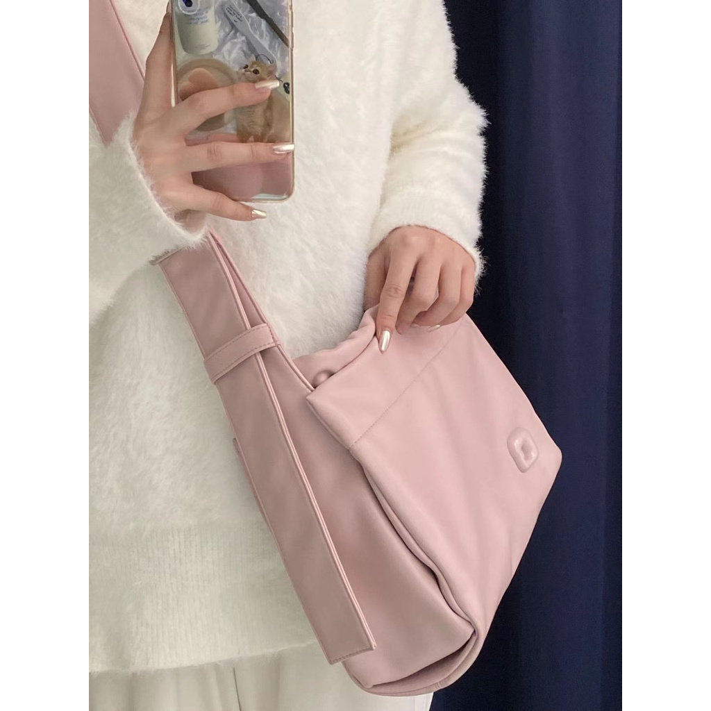 Túi Đeo Chéo Vai Đa Năng Và Sành Điệu Với Các Cần Thiết Yếu Tố Cần Thiết Của Bạn Hàng Ngày