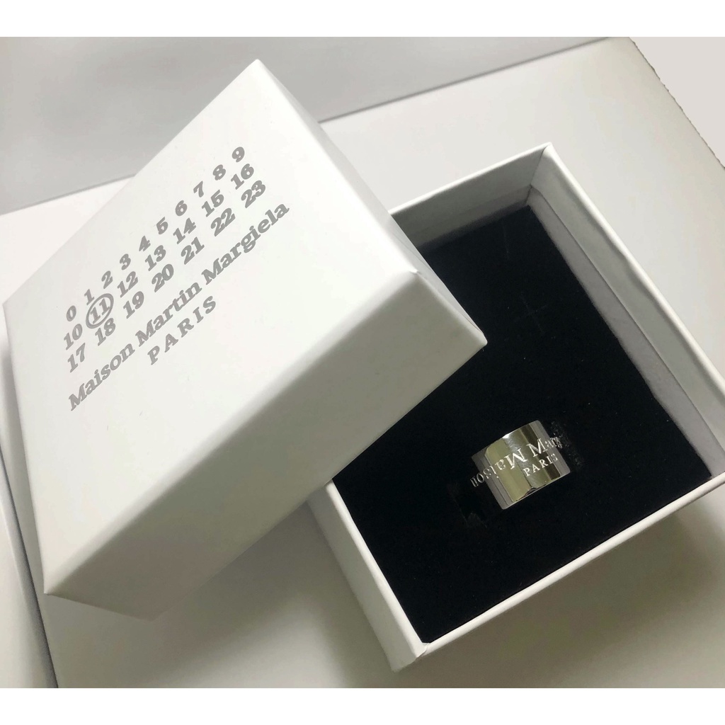 Nhẫn Thép Titan Bản Rộng Họa Tiết Chữ MMM Độc Đáo Cho Nam Và Nữ