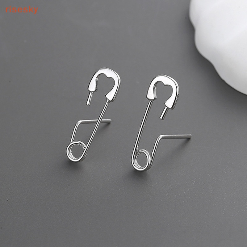 1 Đôi Bông Tai Hình Ghim Kẹp Giấy Màu Sắc Không Đồng Đều Phong Cách Gothic Dành Cho Nam Nữ