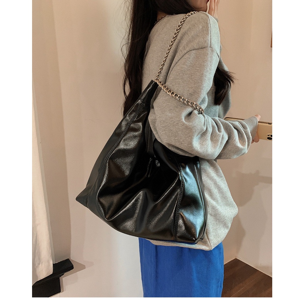 Túi Xách Da Mềm Cỡ Lớn Phối Dây Xích Đeo Vai Cá Tính