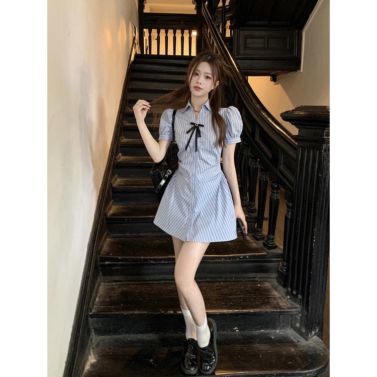 Áo Sơ Mi Xanh Sọc Dài Đen Trắng Có Thắt Nơ Đen Xinh Xinh Trước Ngực Kèm Quần Đùi Riêng Bên Trong