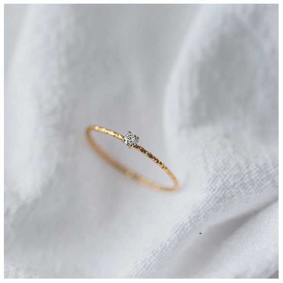 Nhẫn Nữ Mảnh Đá Nhỏ Lấp Lánh Titan Ko Đen TT4675