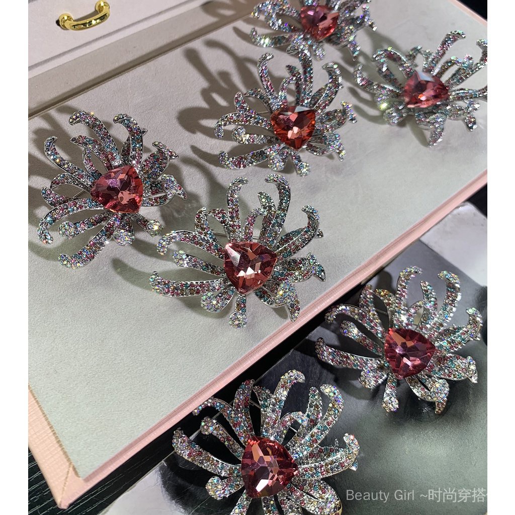 {Hàng Mới Về!} Hàng Mới Về!} Tai Nghe Chụp Tai Không Dây Thời Trang Mùa HèTrâm Cài Áo Hình Hoa Cúc Cao Cấp