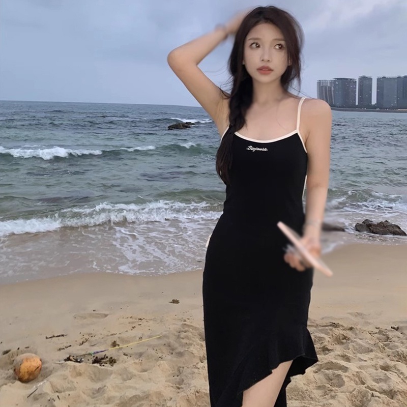 Váy yếm của phụ nữ rỗng ra màu tương phản không lưng flounce gợi cảm xẻ tà không đều phiên bản hàn quốc váy bodycon