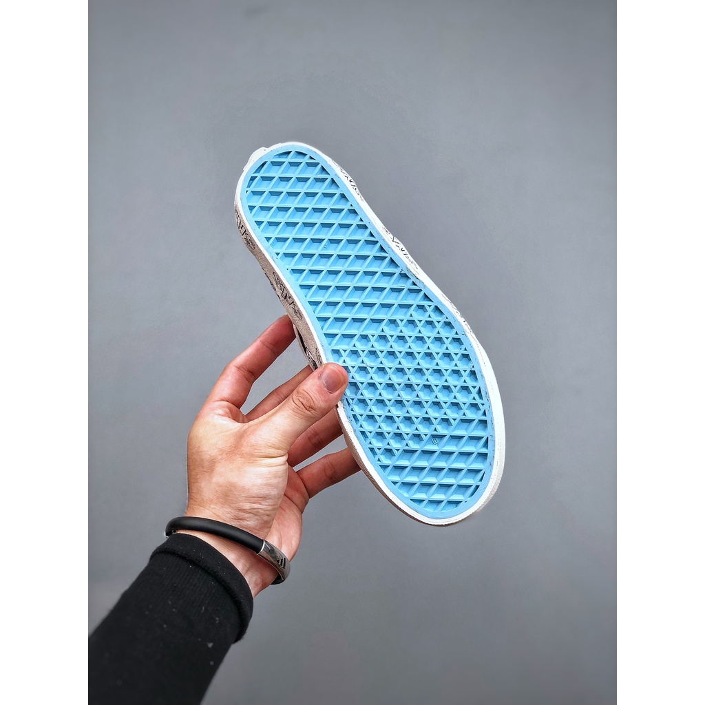 Giày thể thao sneakersntuff la x vance / vans vault mới nhất là những đôi giày thể thao được phát hành mới nhất. Ogclassic slip onlx màu be. Mô hình graffiti đen