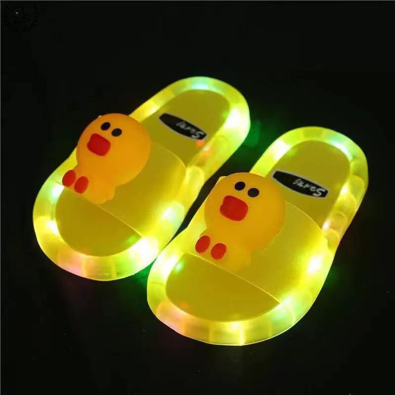 Dép Đế Mềm Chống Trượt Có Đèn led Hình Chú Vịt Vàng Hoạt Hình Dễ Thương Cho Bé