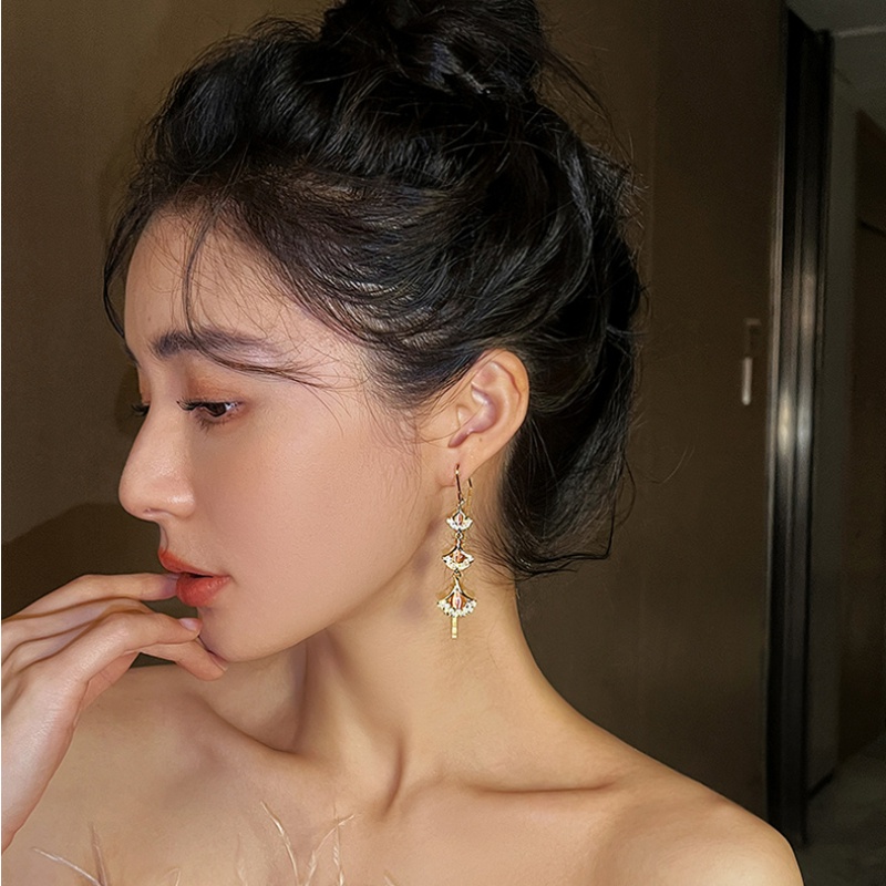 Hoa Tai Dáng Dài Hình Quạt Phối Tua Rua Thời Trang Cho Nữ