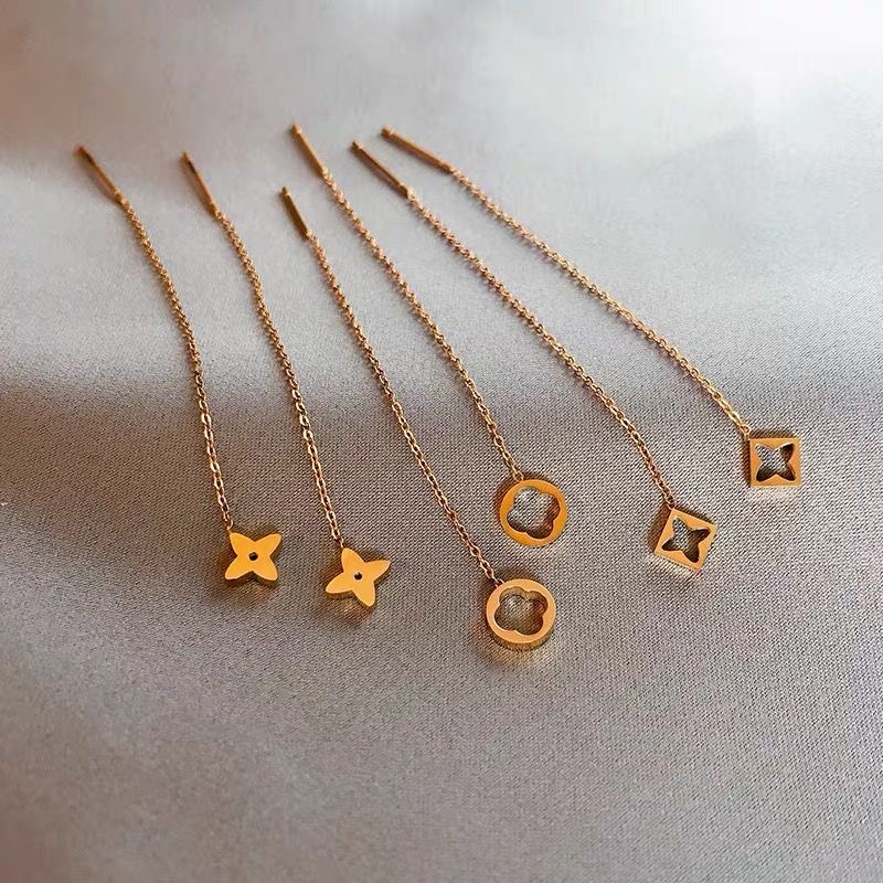 Khuyên Tai Thép Titan Dáng Dài Không Gây Dị Ứng Hình Cỏ Bốn Lá May Mắn Thời Trang Mới