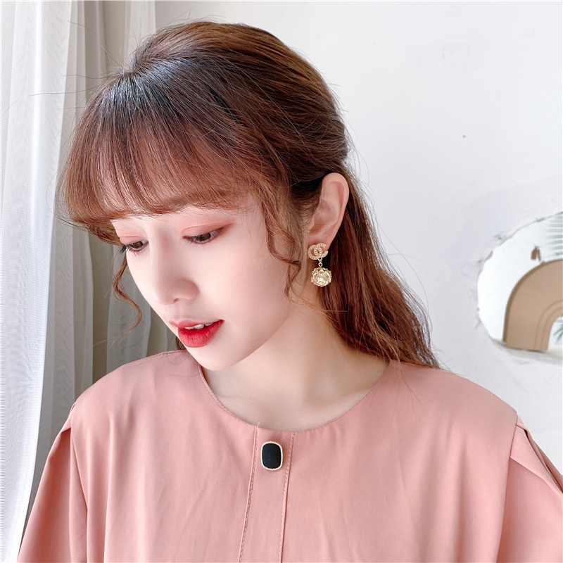 Bông Tai Kim Loại Rỗng Đính Hạt Kim Cương Khắc Chữ Pháp Cổ Điển Thời Trang Cho Nữ