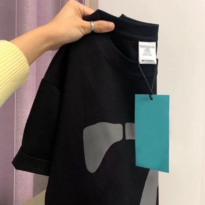 【luckin men's】áo thun đen，áo unisex，áo phông，t shirt，áo form rộng，áo đôi nam nữ，Áo Thun 100% cotton Tay Ngắn Cổ Tròn Dáng Rộng In Họa Tiết Kỹ Thuật Số Phong Cách Hàn Quốc Thời Trang Mùa Hè Cho Nam Và Nữ