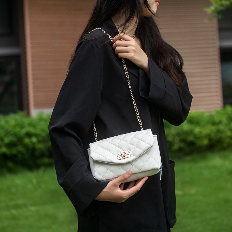 Túi Xách Đeo Vai Kiểu Vuông Nhỏ Đính Đá Phối Dây Xích Thời Trang Sành Điệu