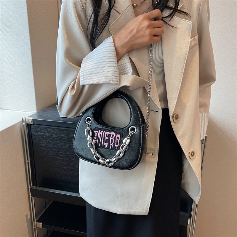 Túi Đeo Vai Màu Đen Phối Dây Xích Thiết Kế Đơn Giản Ngọt Ngào