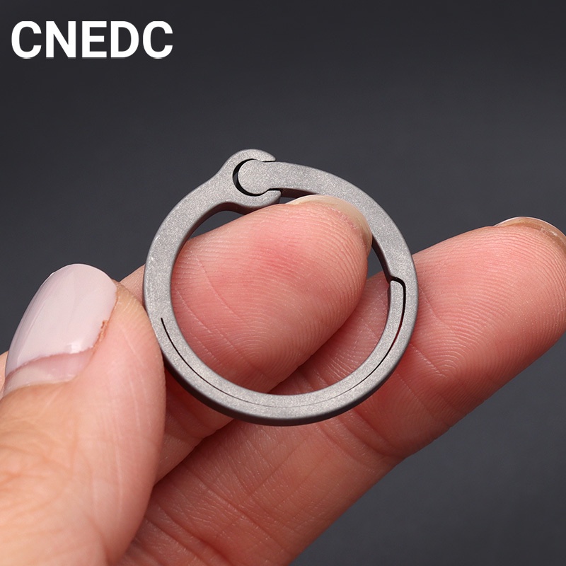 Móc Khóa Xe Hơi Bằng Hợp Kim Titan Co Giãn Sáng Tạo Cho Nam