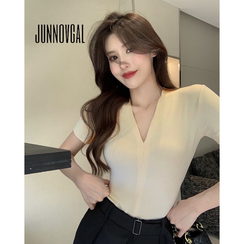 Áo thun JUNNOVGAL cổ chữ V dáng ôm thời trang khí chất nàng thơ sexy 2023 cho nữ