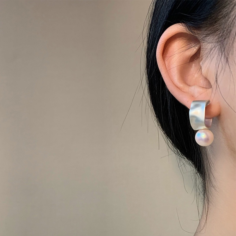 Bông Tai Ngọc Trai Hình Chữ C Đơn Giản Độc Đáo Dễ Phối Đồ Thời Trang Cho Nữ