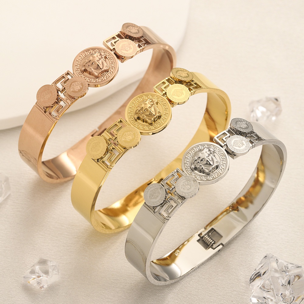 Vòng Tay Versace Bằng Thép Titan In Chữ Rỗng
