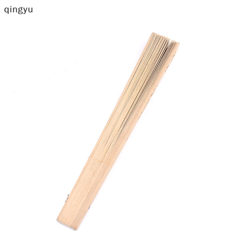 1 Chiếc Quạt Tre Cầm Tay Khắc Họa Tiết Cổ Điển Dành Cho Cô Dâu Trong Tiệc Cưới