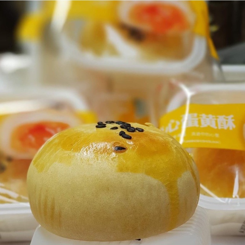 Bánh Trứng Chảy Ngàn Lớp nhân trứng muối tan chảy