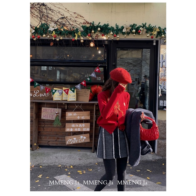 Áo cardigan dệt kim dài tay màu đỏ thêu dễ phối rộng rãi thời trang cô gái ngọt ngào Nhật Bản mùa thu cho nữ