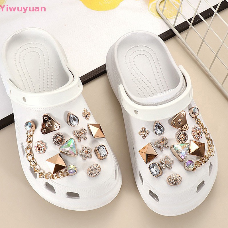1 Cặp Giày Croc Phối Hoa Và Bướm Phong Cách Punk Thời Trang Cho Bé