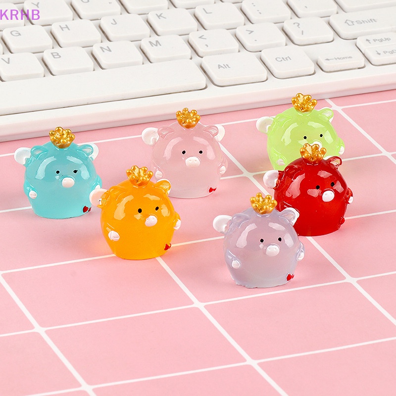 Đồ Chơi Hình Chú Heo Đội Vương Miện Mini Bằng Nhựa Phát Quang Dễ Thương Trang Trí Bảng Điều Khiển Xe Hơi / Nhà Cửa / Sân Vườn Mới