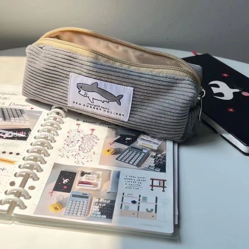 Bóp Viết Vải Nhung Kẻ Hình Cá Mập Dễ Thương