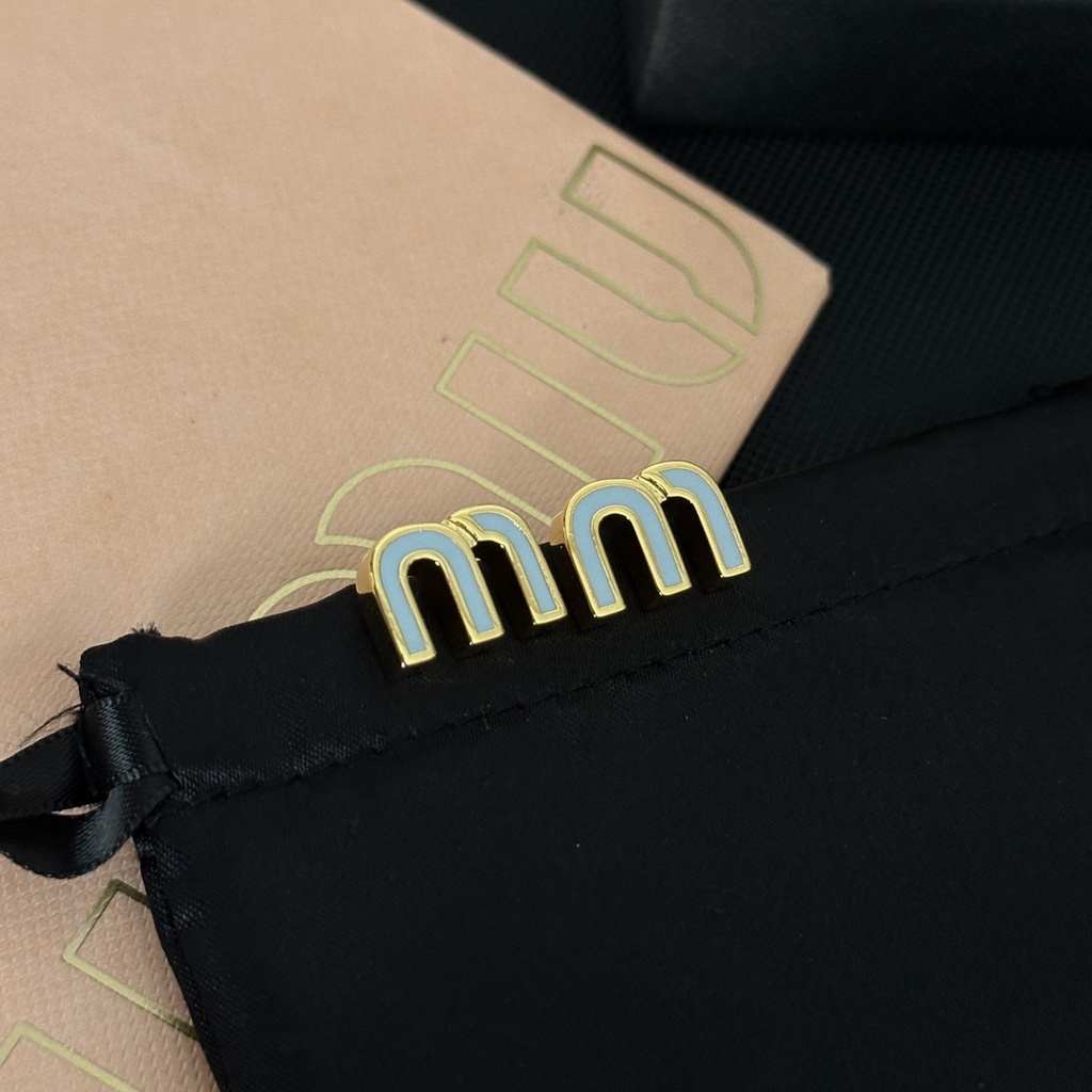 Miumiu bông tai titan thép chữ logo ear hoop stud earrings trang sức của phụ nữ