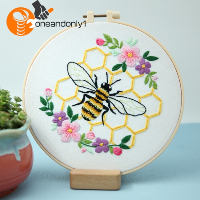 Bộ Tranh Thêu Chữ Thập Tự Làm Hình Chú Ong Và Hoa Dễ Thương