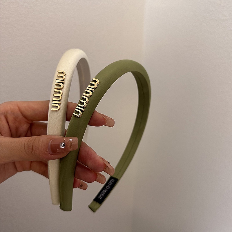 Băng Đô Cài Tóc Satin Màu Đen In Chữ Thời Trang 2023