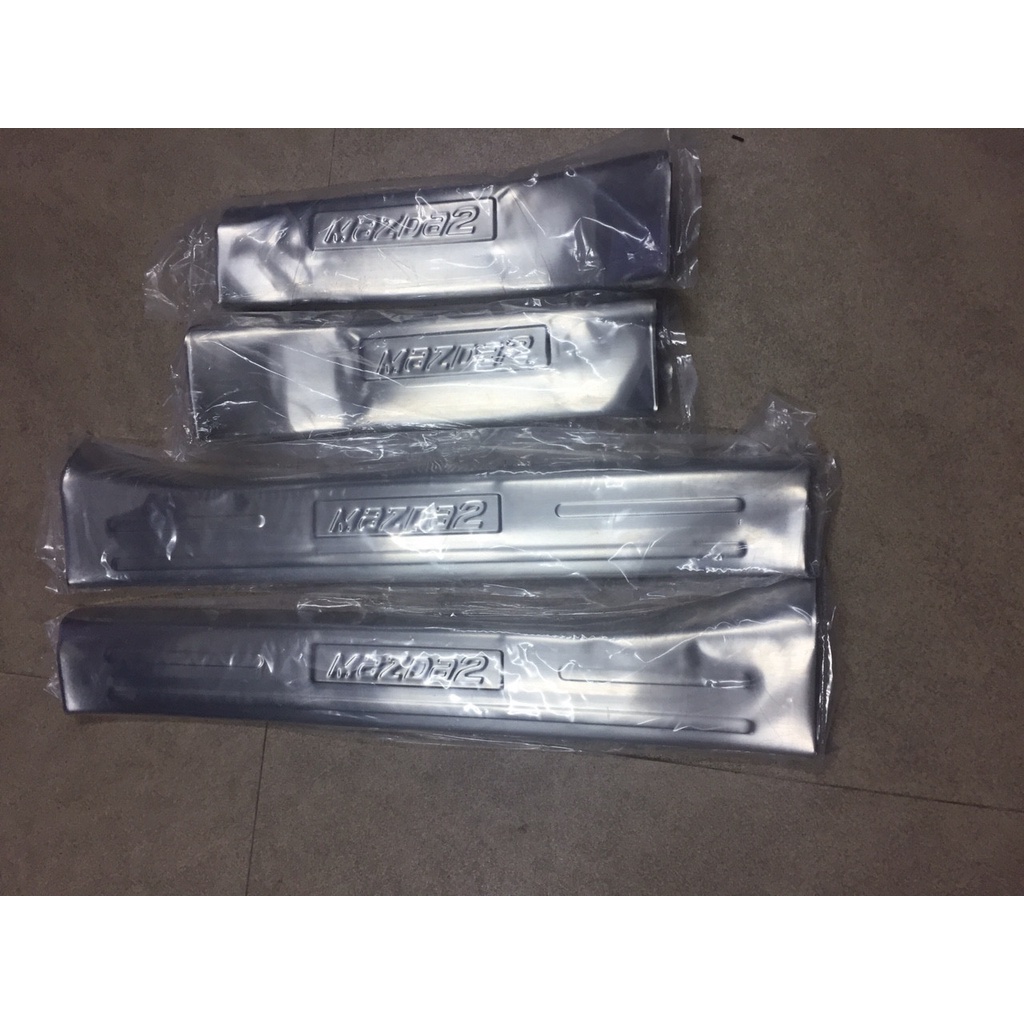 Ốp bậc cửa, nẹp cửa xe Mazda 2 2015 đến 2023 Mẫu INOX sáng đẹp, bền màu