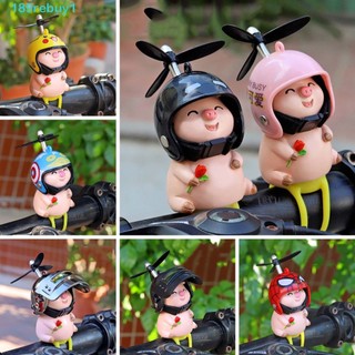 Chú heo đội mũ bảo hiểm chạy điện dễ thương dùng trang trí xe hơi